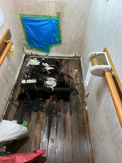 群馬県太田市トイレの水漏れ床腐食修繕工事前写真
