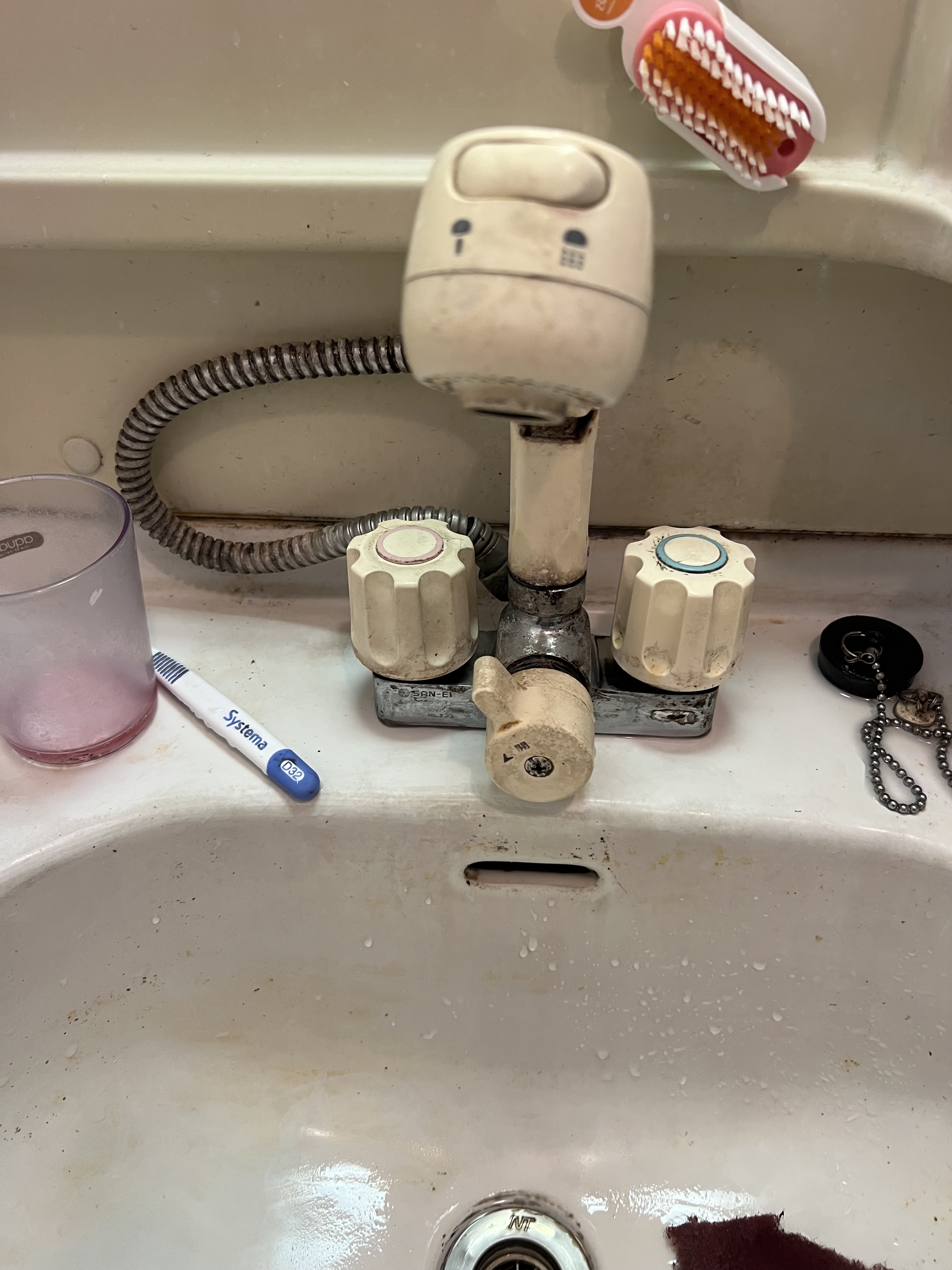 埼玉県草加市にて洗面蛇口水漏れ修理工事前写真