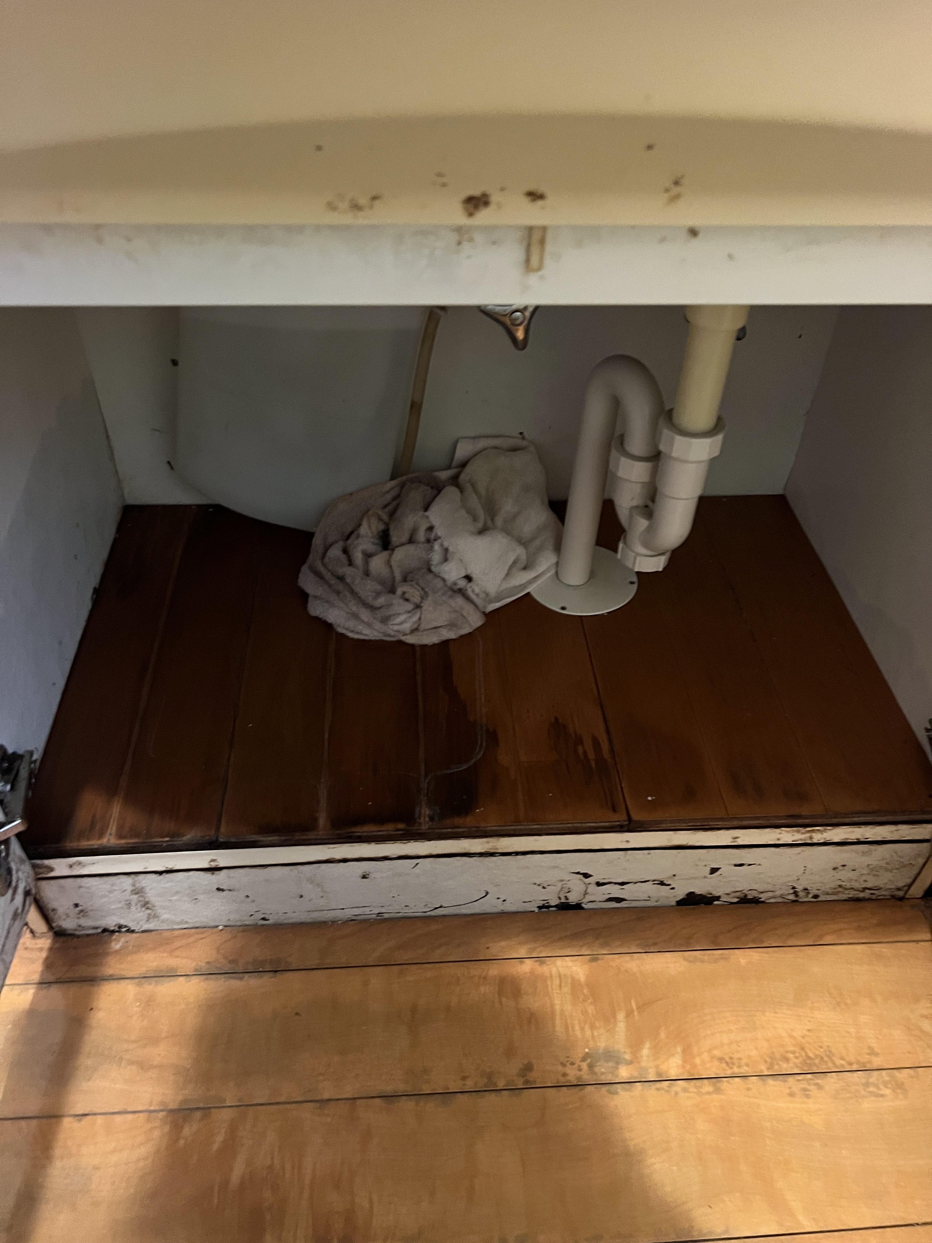 茨城県龍ケ崎市にて洗面台水漏れ修理工事前写真2