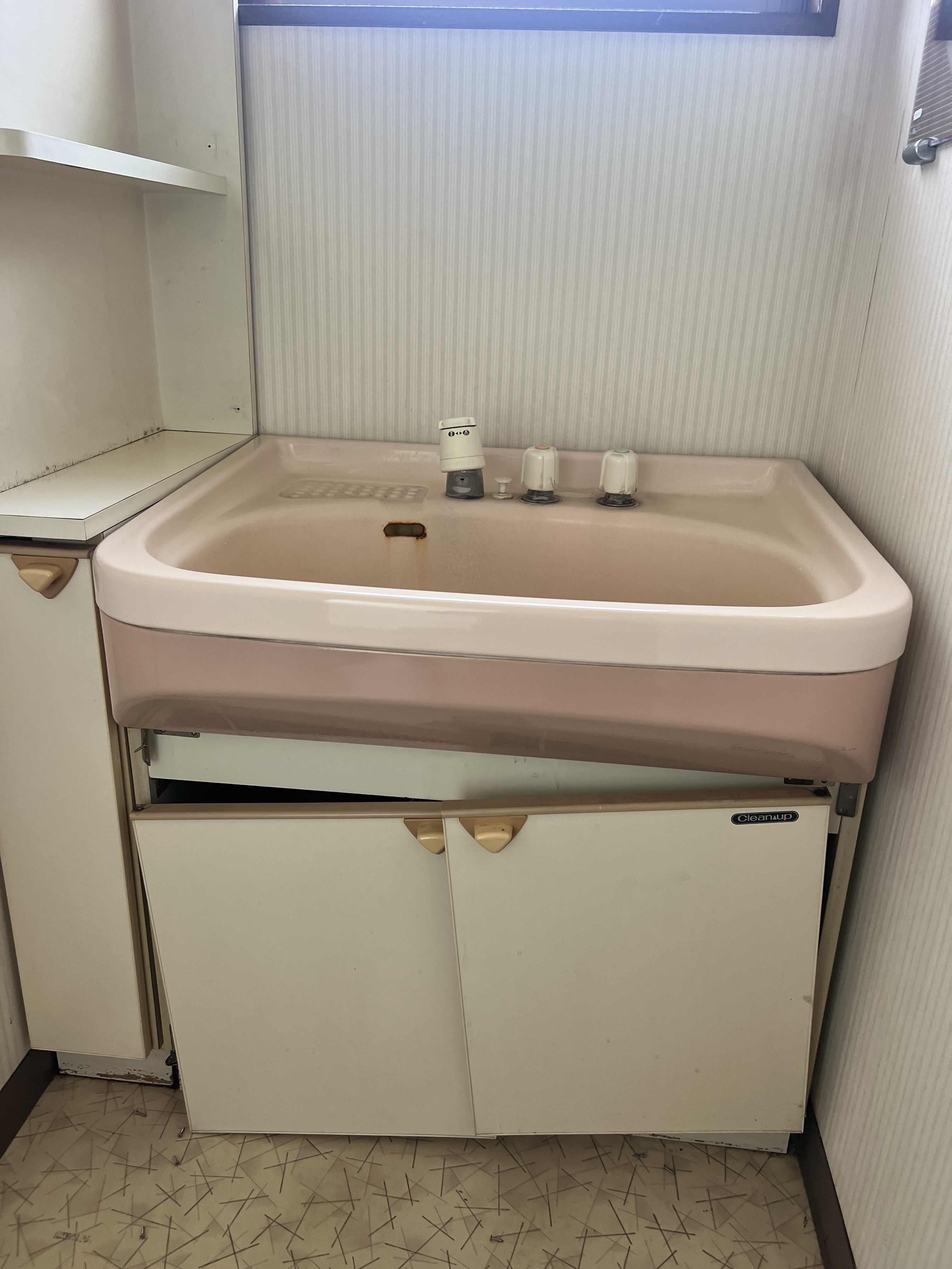 栃木県小山市にて洗面台水漏れ修理工事前写真